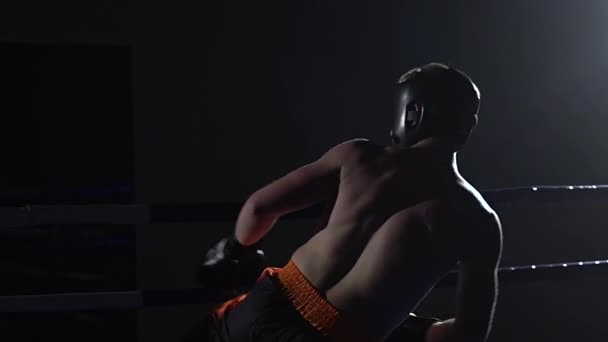 Dva kluci bojovat v ringu ve tmě. Zpomalený pohyb — Stock video