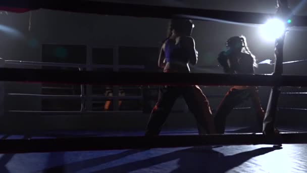 Sparring i ringen mellan två flickor. Slow motion — Stockvideo