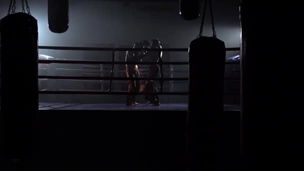 Dva chlapi v ringu bojovat. Zpomalený pohyb — Stock video