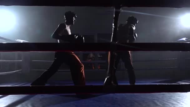 Zwei Jungs, die sich auf Kickboxwettkämpfe vorbereiten. Zeitlupe. Silhouette — Stockvideo