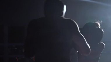 Adam bir kızla kickboks rekabet için hazırlıyoruz. Ağır çekim