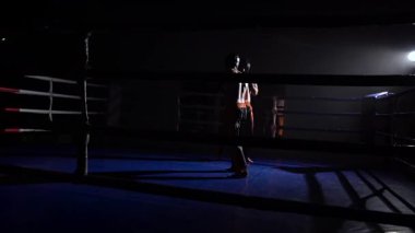 İki adam kickboxing yarışmalar için hazırlanıyorlar. Ağır çekim