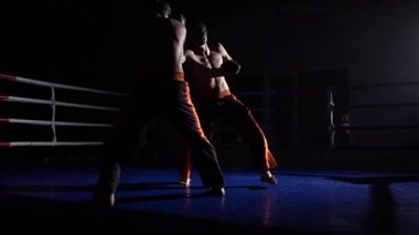 İki adam kickboxing yarışmalar için hazırlanıyorlar. Ağır çekim