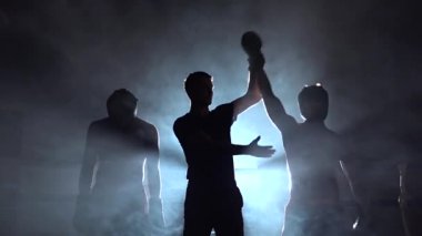 Yargıç fikir tartışması kazanan yüksek sesle bildirmek. Duman arka plan. Arkadan ışık. Siluet