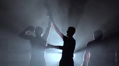 Yargıç fikir tartışması kazanan yüksek sesle bildirmek. Duman arka plan. Arkadan ışık. Siluet