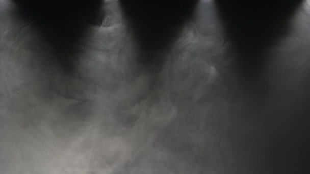 Fondo movimientos lentos humo en un negro. Estudio de cine profesional luz y humo — Vídeos de Stock