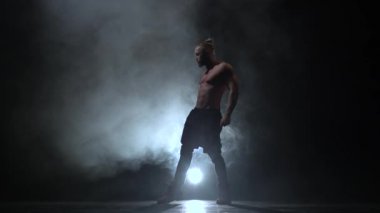 Dansçılar vücut cinsel hareketleri. Siyah duman arka plan
