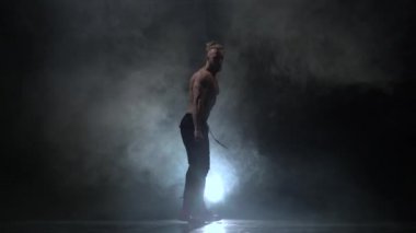 Adam dans seksi dans pompalanır. Siyah duman arka plan