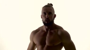 Adam bir striptiz dans ediyor. Beyaz arka plan