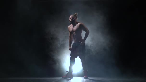 Aufgepumpter Typ tanzt sexy Tanz. schwarzer Rauch Hintergrund — Stockvideo