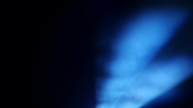 Parlak duman siyah zemin ışık ışınları