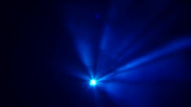 Projektör ile çok hafif duman siyah bir arka plan üzerinde renkli