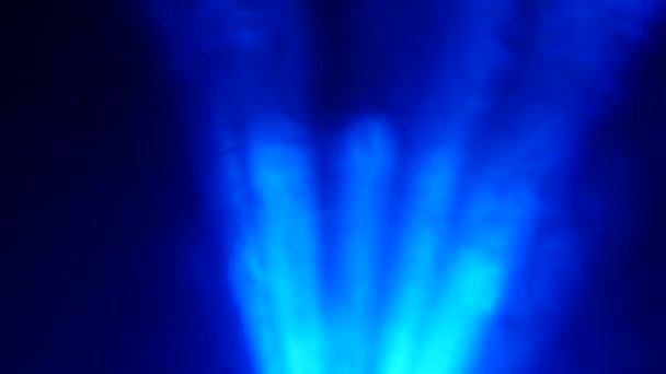 Fond : Rayons bleus sur fond noir en fumée 