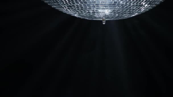Spegel discokula på nära håll i mitten av en spin på svart bakgrund — Stockvideo