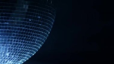 Disko aynalı küreyi döner. Siyah duman arka plan. Yakın çekim