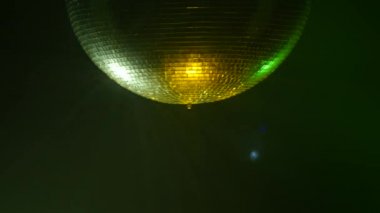 Merkezi görünümünü Disco aynalı küreyi duman. yakın çekim