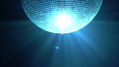 Duman siyah arka plan üzerine bir disko topu ışıltılı