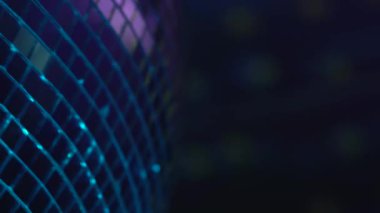 Disko aynalı küreyi siyah bir arka plan üzerinde döner. Yakın çekim