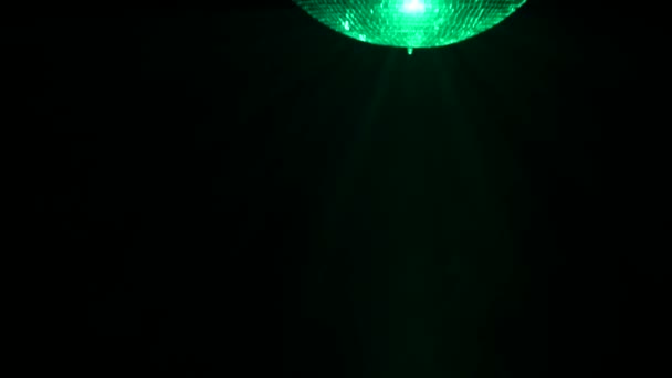 Centrum wygląd Disco Ball lustro w dym. z bliska. czarne tło — Wideo stockowe