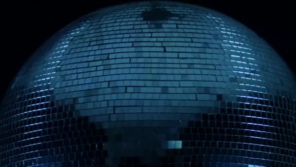 Discokugel in Nahaufnahme in der Mitte einer Drehung auf schwarzem Hintergrund — Stockvideo