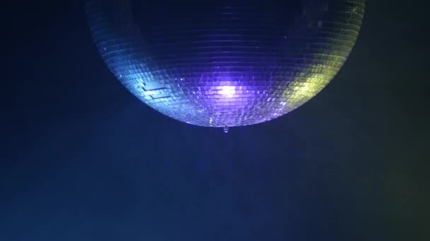 3D disco μπάλα καθρέφτη αντανακλούν πολύχρωμα φώτα στον καπνό — Αρχείο Βίντεο