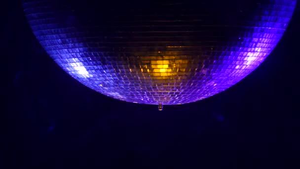 Centrum kijk voor Disco mirror ball in rook. Close-up — Stockvideo
