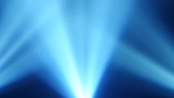 Rayons de lumière bleue provenant des projecteurs sur fond de fumée noire — Video