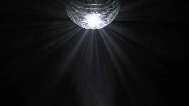 Stříbrné zrcadlo disco koule rotující v černém prostoru — Stock video