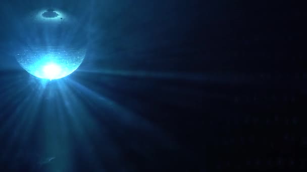 闪亮的迪斯科球旋转在左边的角落烟雾黑色背景 — 图库视频影像