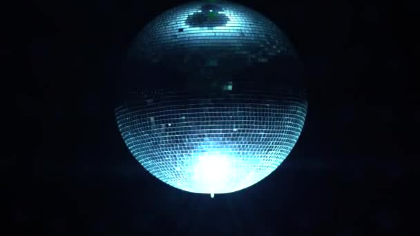 3D disco mirror ball återspeglar färgglada lampor i rök på svart bakgrund — Stockvideo