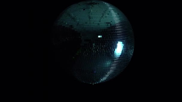 Disco zrcadlová koule na černém pozadí s odsuzujícím pohledům — Stock video