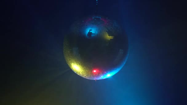 迪斯科镜子球的中心神色在烟雾中 — 图库视频影像