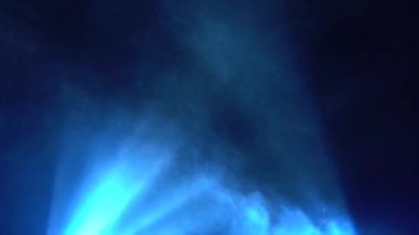 Duman Puffs aydınlatan ışık siyah bir zemin üzerine spot