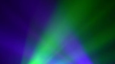 Siyah bir arka plan karşı çok renkli ışık ışınlarının yanıp