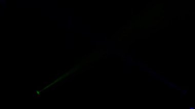 Siyah bir arka plan üzerinde yanıp sönen sarı mavi iki ışınları