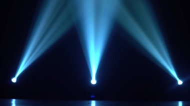 Mavi lazer ışınları ve duman ile sahne spot
