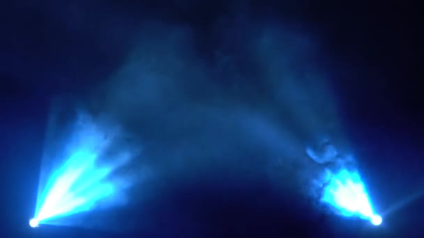 Στάδιο προσκήνιο με λέιζερ μπλε ακτίνες και τον καπνό — Αρχείο Βίντεο