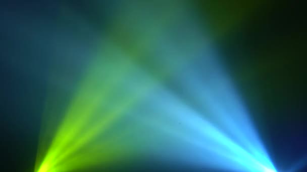 Två strålar av gul blå blinkar på en svart bakgrund — Stockvideo
