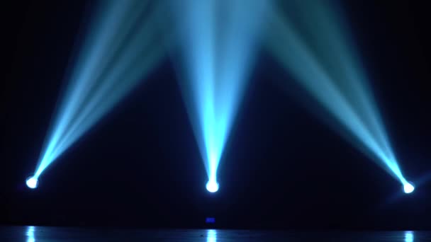 Holofotes de palco com raios Laser Blue e fumaça — Vídeo de Stock