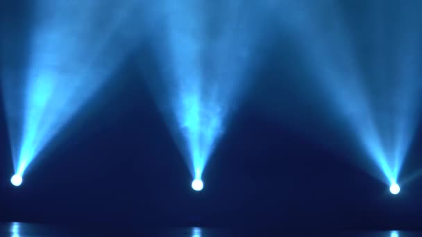 Üç mavi lazer ışınları ile spot — Stok video