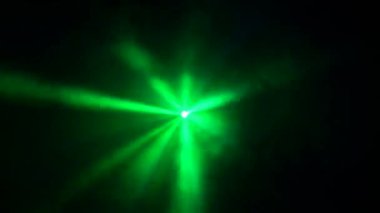 Işınları çok renkli ışık yanıp duman siyah bir arka plan