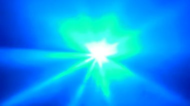 Çok renkli projektörler ışınları duman siyah bir zemin üzerine