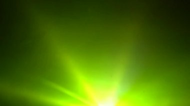 Çok renkli projektörler ışınları duman siyah bir zemin üzerine