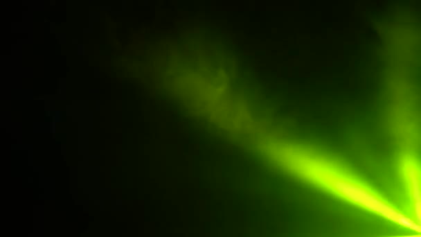 Raios multicoloridos de luz de lanternas na fumaça fundo preto — Vídeo de Stock