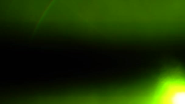 Rayons multicolores de lumière clignotent un fond noir en fumée 