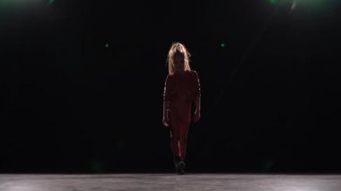 Çocuk sahne gülümsüyor devam ediyor. Siyah arka plan