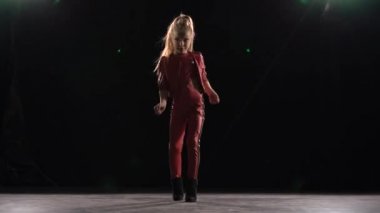 Küçük çocuk bir hareketten stüdyoda yok. Siyah arka plan