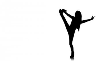 Bebek sicim üzerinde oturmak dans ediyor ve bacağını yukarı yükseltir. Beyaz arka plan. Siluet