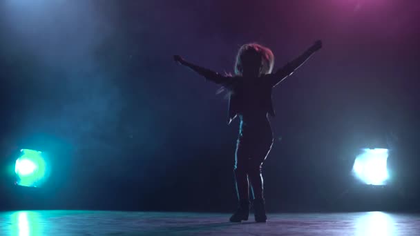 Le bébé danse hip hop. Fond de fumée multicolore. Silhouette. Lumière par derrière — Video