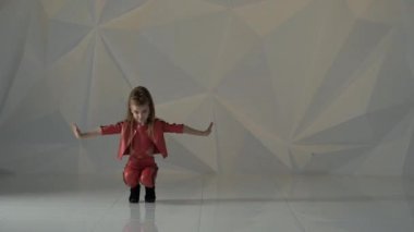 Sicim üzerinde oturup bebek ve bacağını yukarı yükseltir. Geometrik arka plan